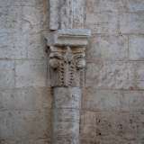 ... che poggiano su capitelli scolpiti con motivi differenti l�uno dall�altro